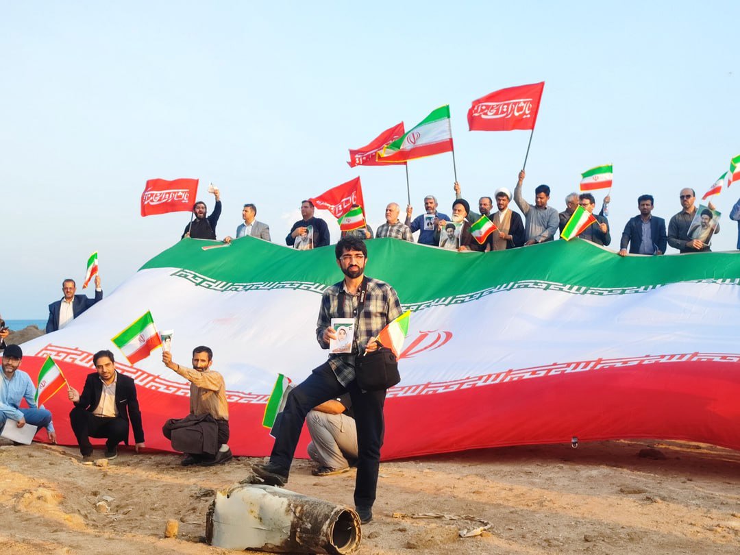 اساتید دانشگاه پرچم ایران را در هرمز بالا بردند