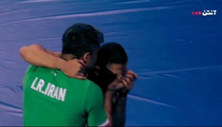 رحمان برنز گرفت و دست آقا مهدی را بوسید